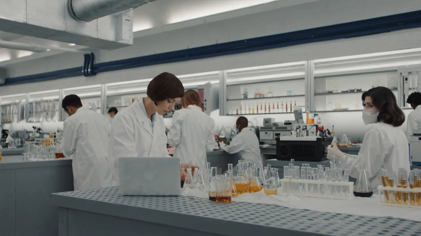 Toxicologues préparant un CPSR cosmétique